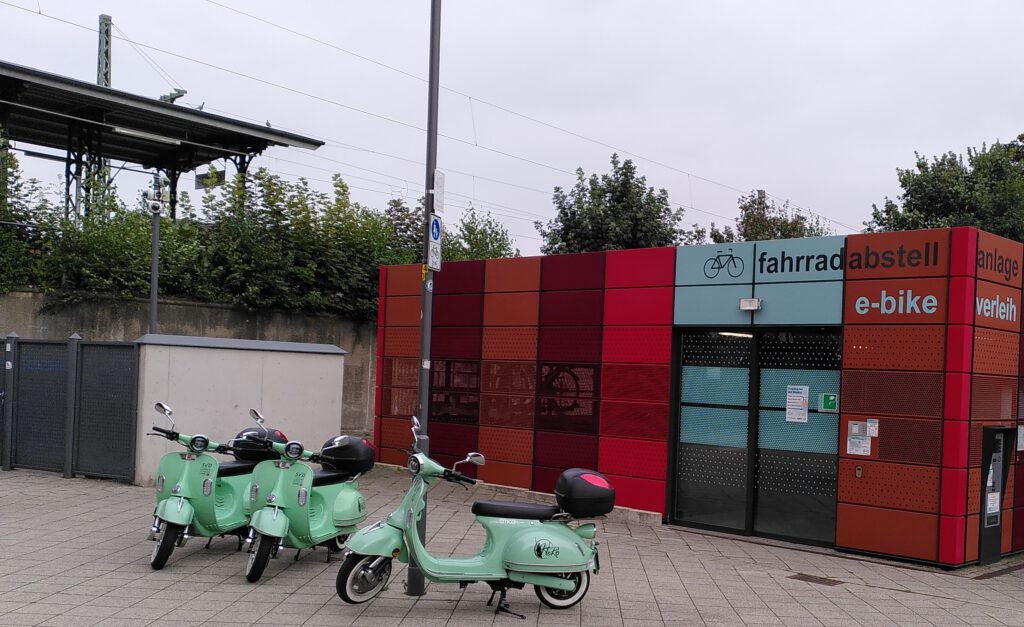 Mobil in Detmold Bahnhof, Fahrradabstellanlage und Scooter-Verleih als Mobilitäts-Hub